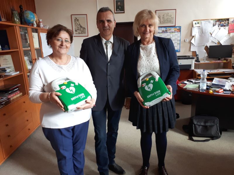 Defibrillátor két iskolában